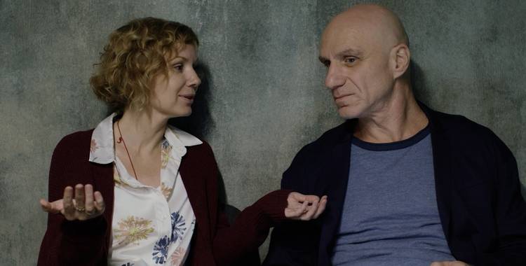 Сложности семьи как основа сюжета: разбираем сериал 'Большая секунда'.